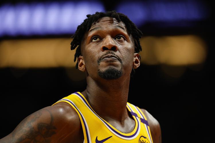 球队完全把节奏掌握在自己手里（球队牢牢掌控比赛节奏）