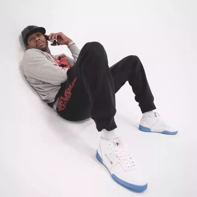 篮球CBA赛场出现冲突，裁判提前终止比赛（CBA比赛因冲突被裁判提前叫停）