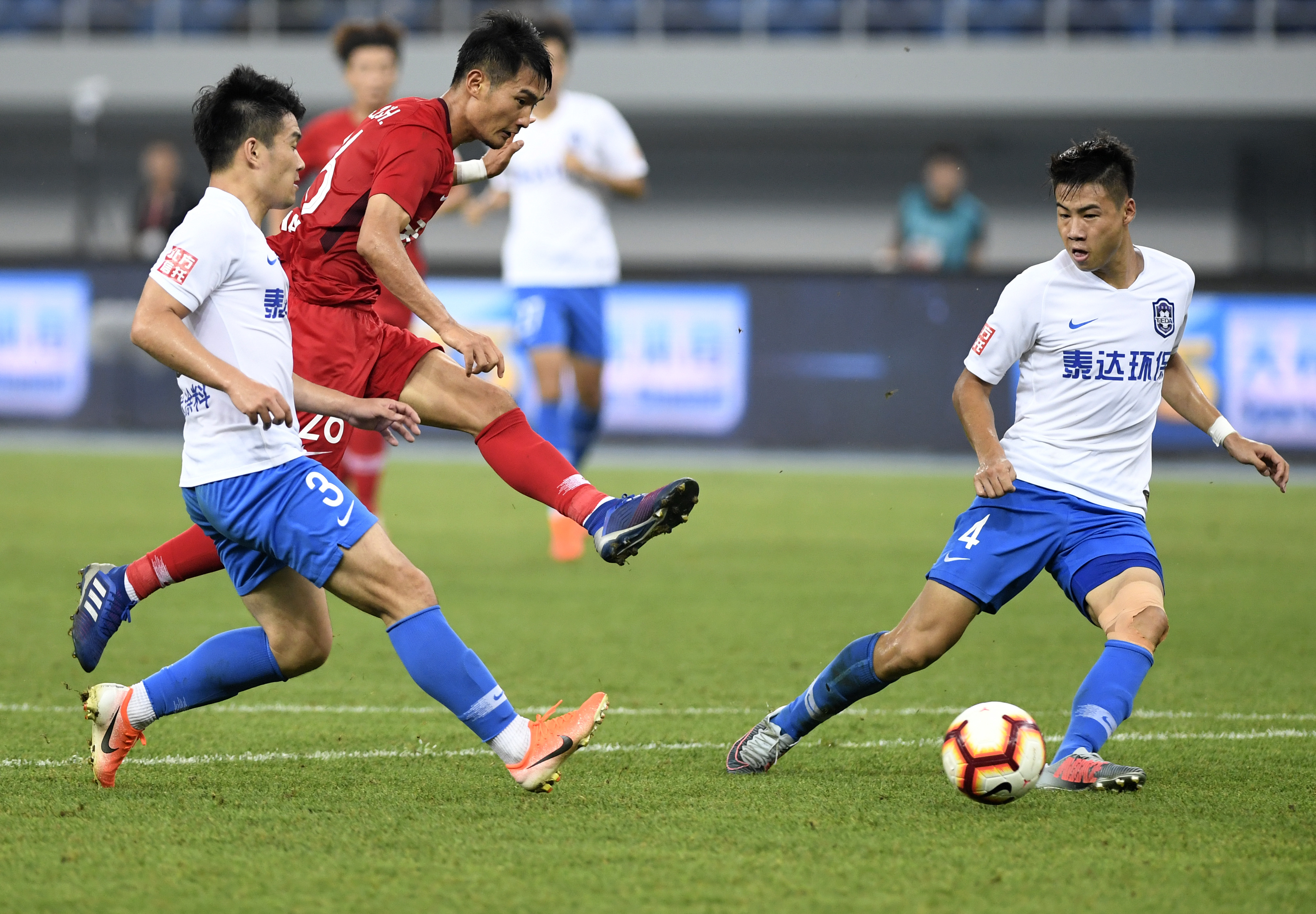 利物浦1-0皇马，麦卡利斯特制胜，库尔图瓦八扑救难掩失利（红军1-0力克皇马：麦卡利斯特攻入制胜球，库尔图瓦8次扑救仍无力回天）