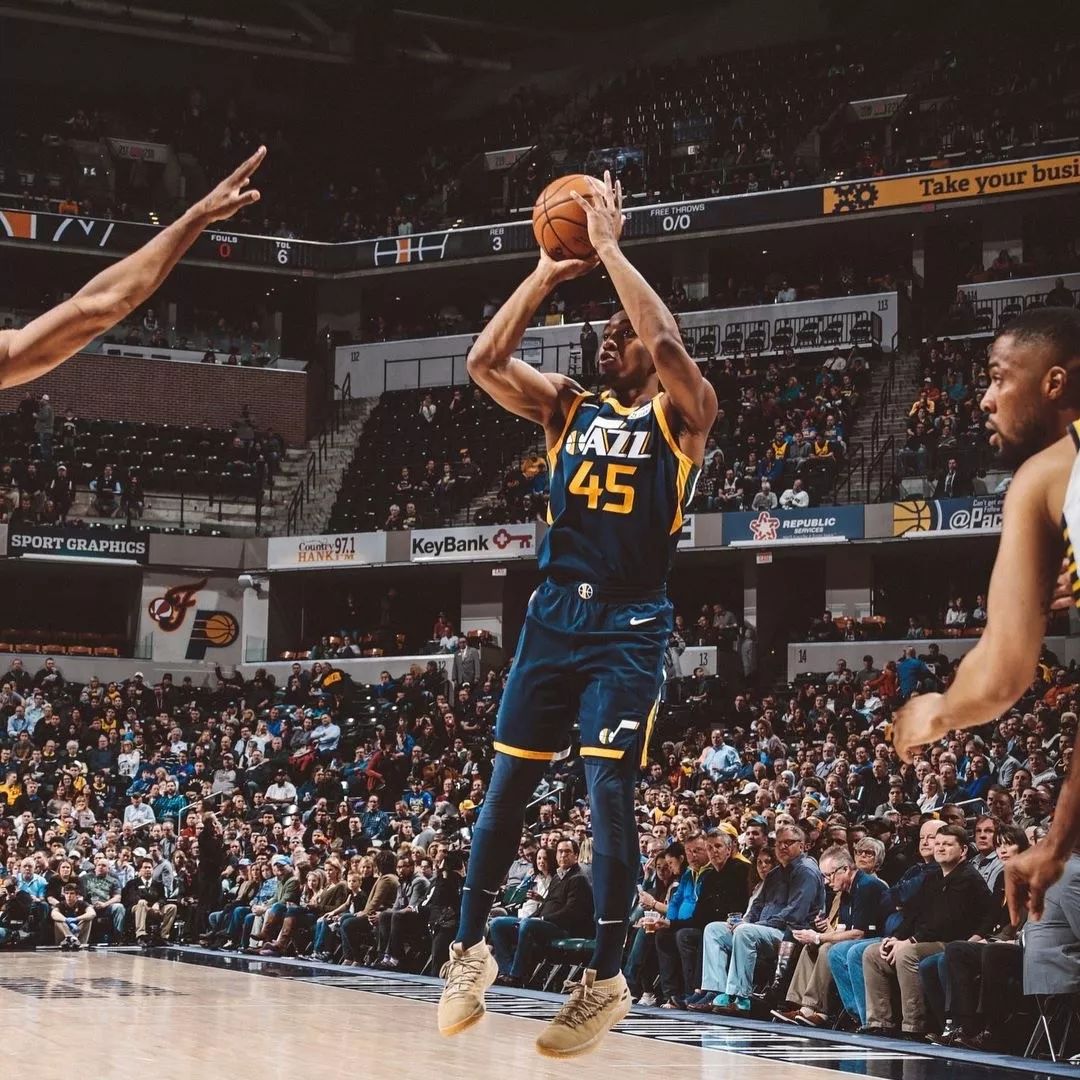 申京隔扣颜射亚当斯，后者按头锁喉遭申京“挑衅”：就扣你这混球（申京隔扣颜射亚当斯引爆冲突：被按头锁喉后回击挑衅“就扣你这混球”）