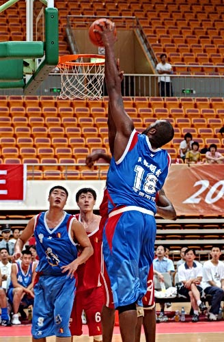 不服！萨拉赫：凯恩进球荒时媒体都相信他，轮到我就说去坐板凳（萨拉赫不满：凯恩进球荒照样被信任，到我这就要坐板凳？）