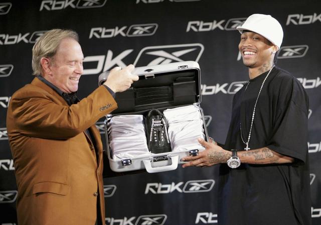 库里本赛季对开拓者3战全负，场均轰40.3分&命中率近6成（库里本季对阵开拓者三战皆墨，场均40.3分、投篮命中率接近60%）